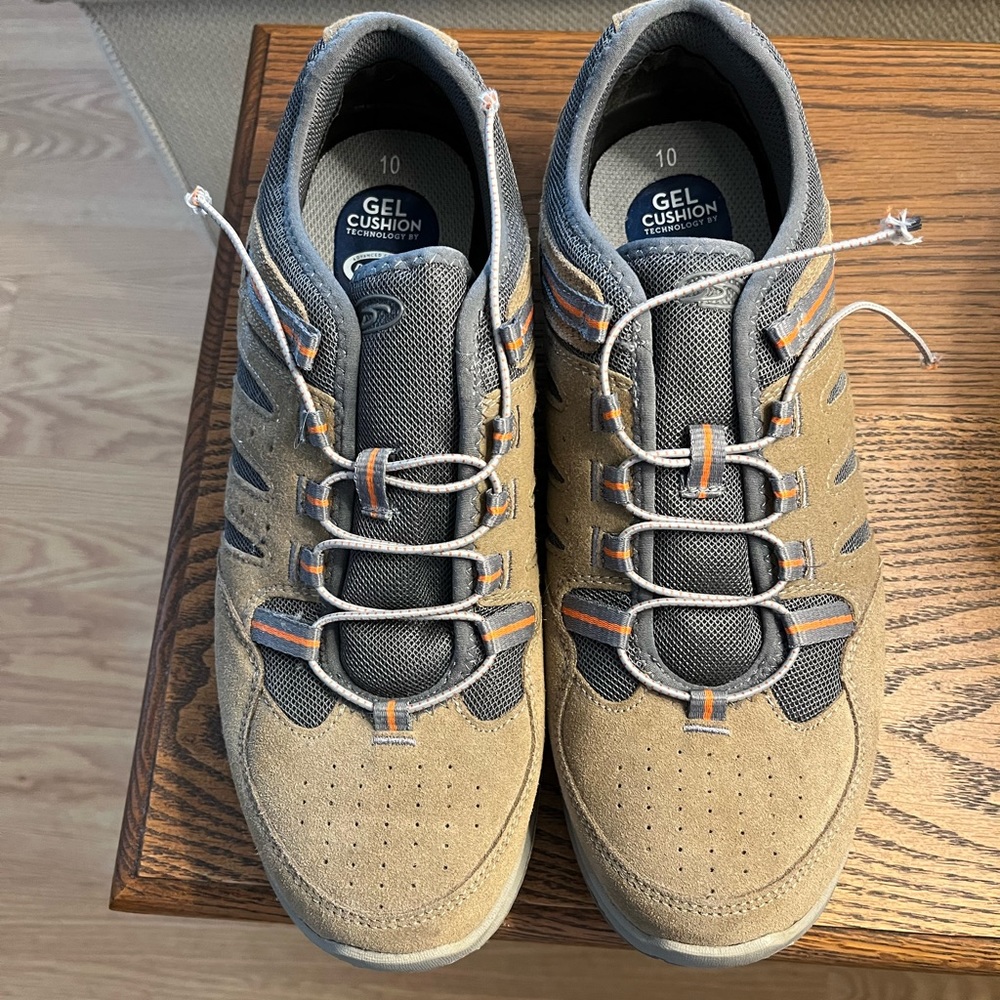 Almost new…..Dr. Scholl’s gel cushion men’s shoes.